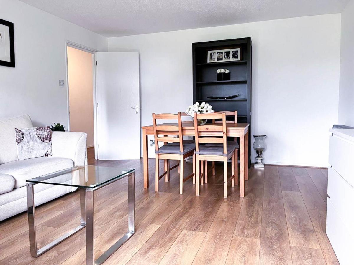 Lovely 2 Bedroom Flat With Free Parking, Great Transport Links To Central London, The Excel Centre, Canary Wharf And The O2! Extérieur photo