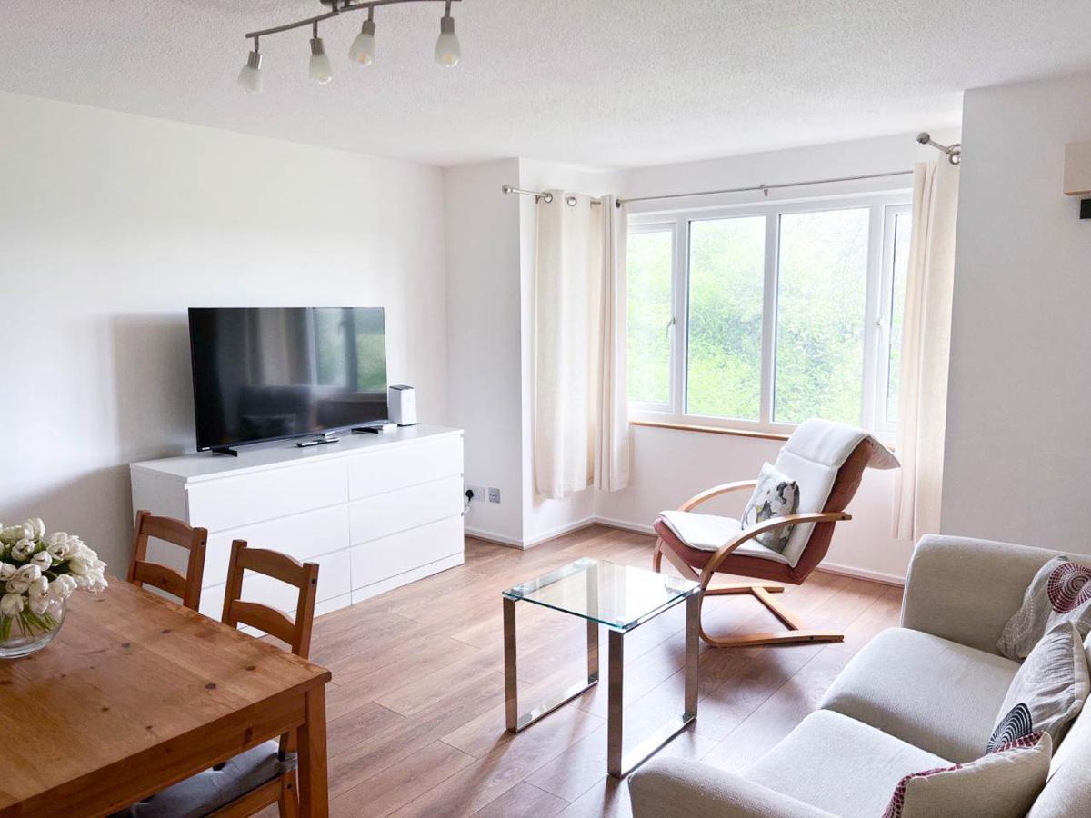 Lovely 2 Bedroom Flat With Free Parking, Great Transport Links To Central London, The Excel Centre, Canary Wharf And The O2! Extérieur photo
