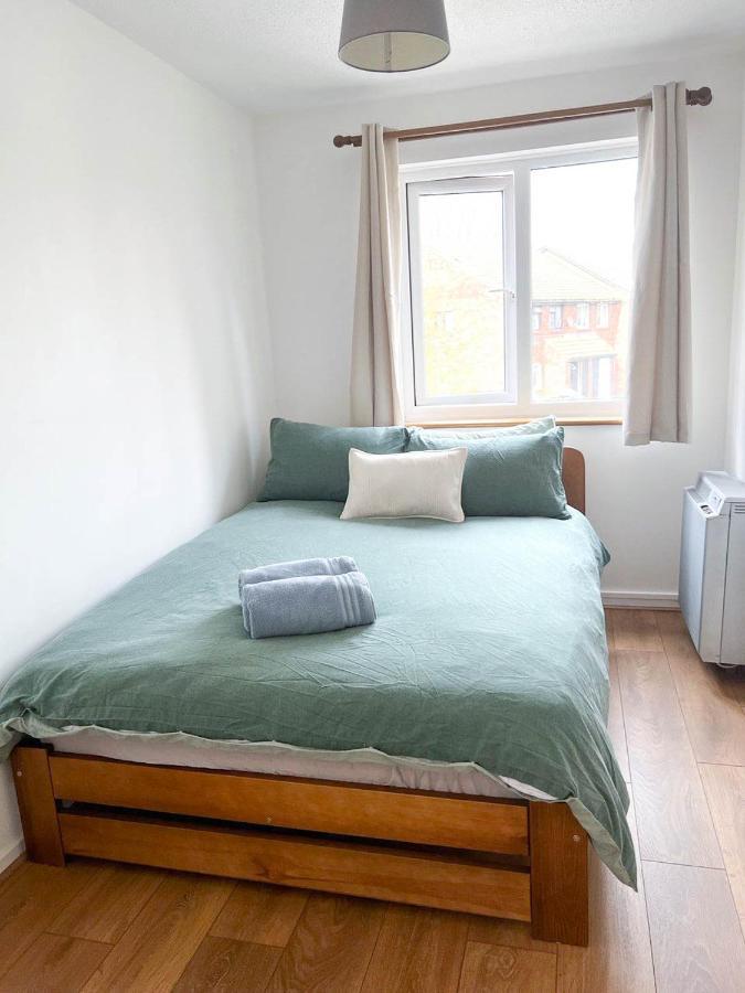 Lovely 2 Bedroom Flat With Free Parking, Great Transport Links To Central London, The Excel Centre, Canary Wharf And The O2! Extérieur photo