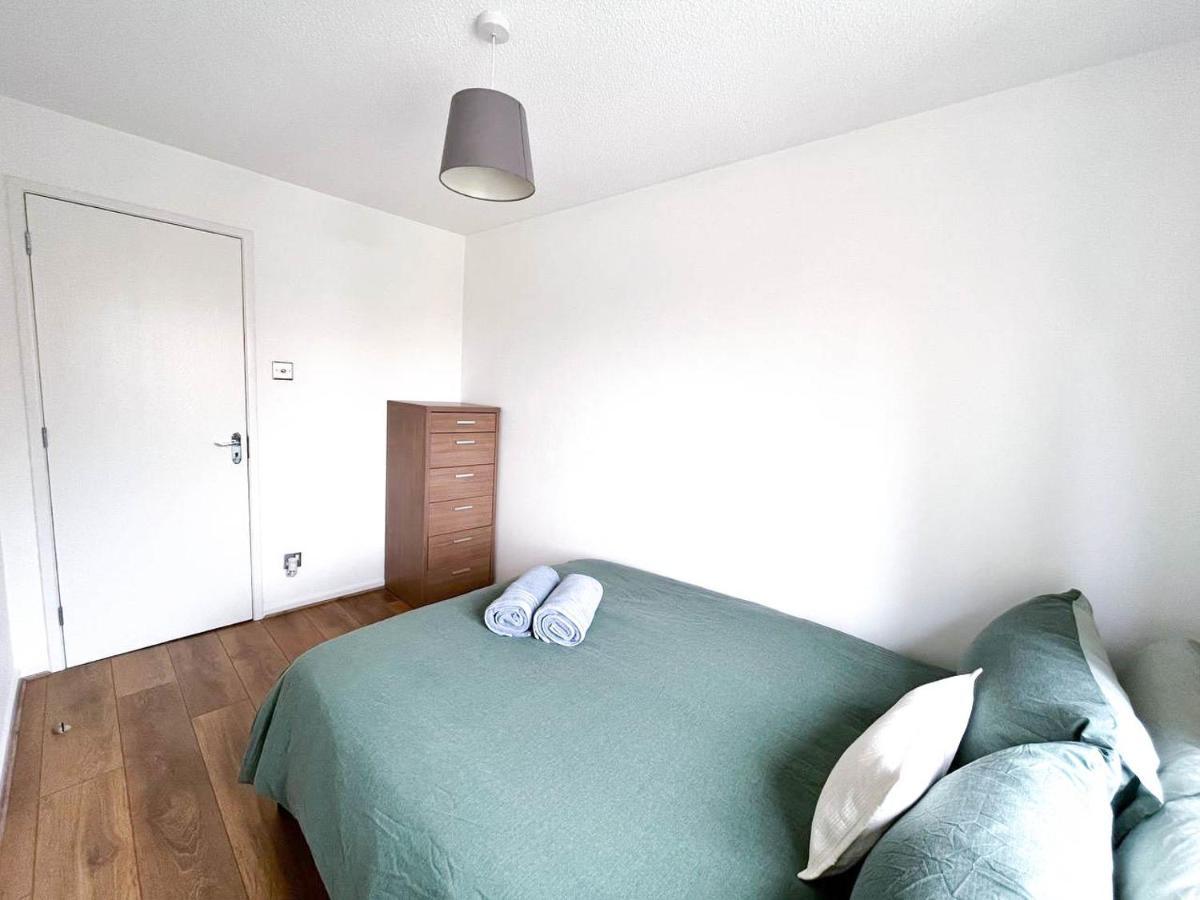 Lovely 2 Bedroom Flat With Free Parking, Great Transport Links To Central London, The Excel Centre, Canary Wharf And The O2! Extérieur photo