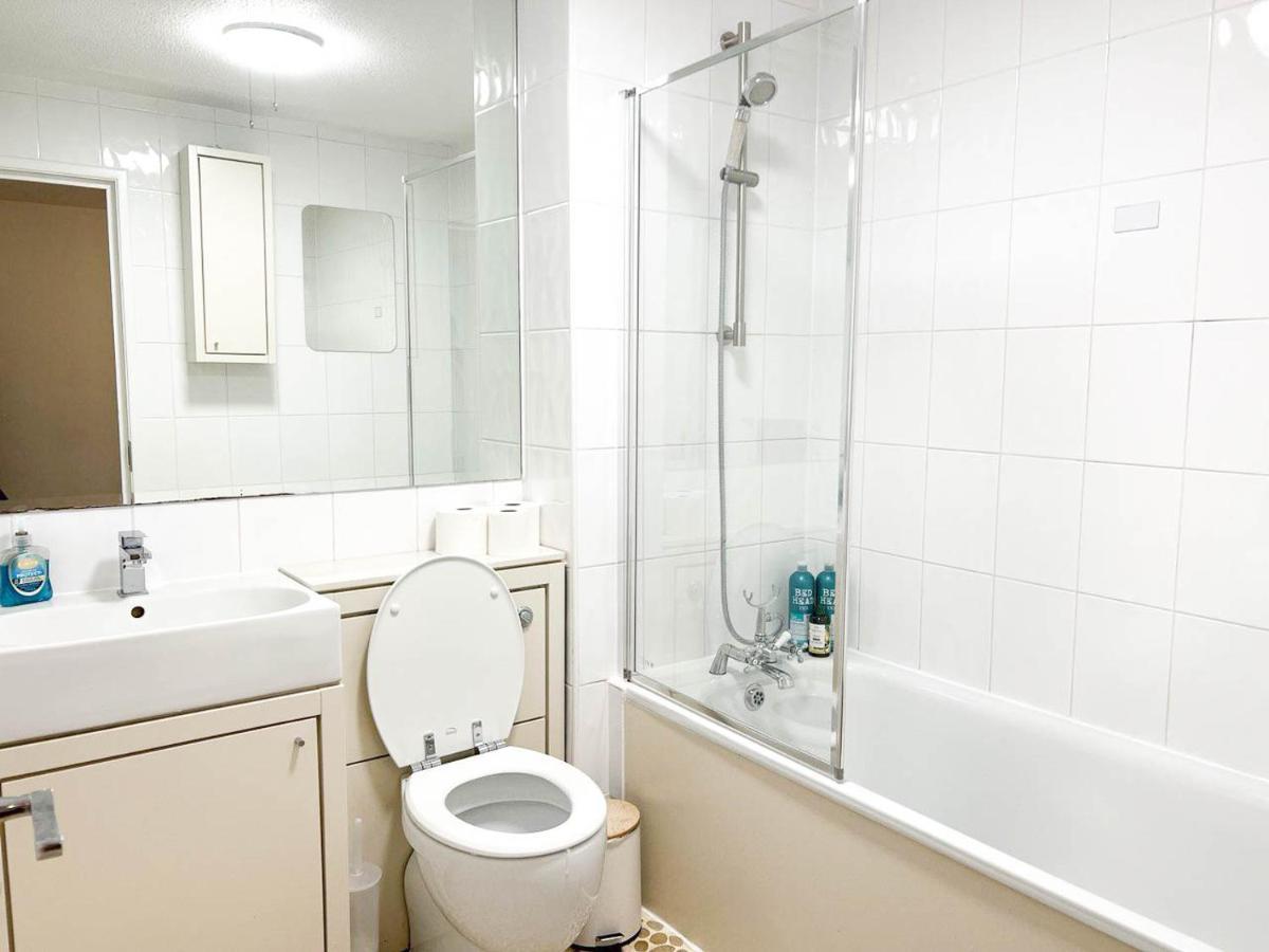 Lovely 2 Bedroom Flat With Free Parking, Great Transport Links To Central London, The Excel Centre, Canary Wharf And The O2! Extérieur photo