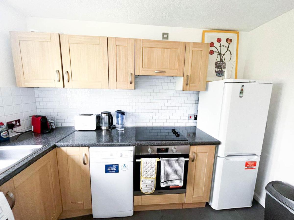 Lovely 2 Bedroom Flat With Free Parking, Great Transport Links To Central London, The Excel Centre, Canary Wharf And The O2! Extérieur photo