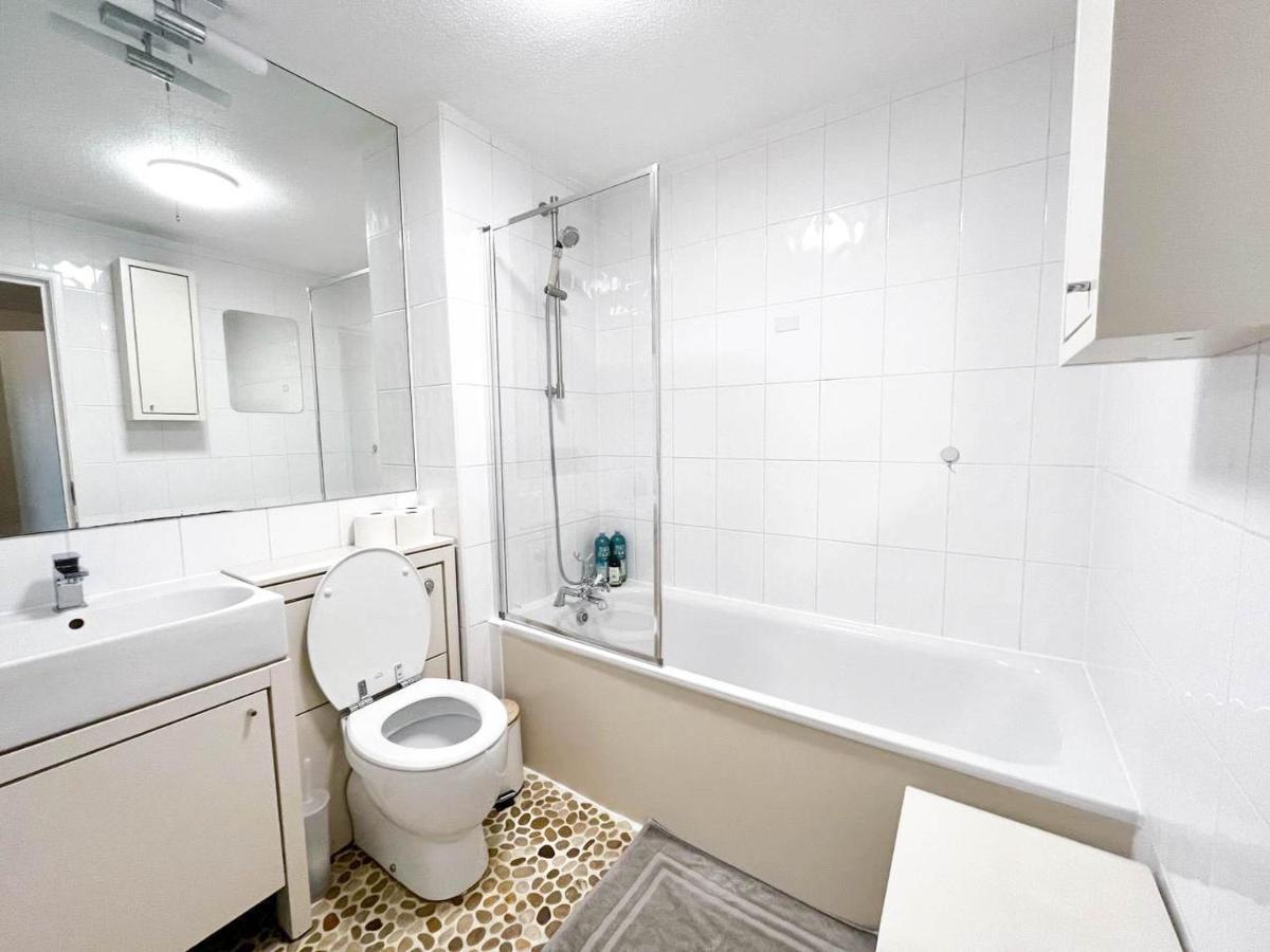 Lovely 2 Bedroom Flat With Free Parking, Great Transport Links To Central London, The Excel Centre, Canary Wharf And The O2! Extérieur photo