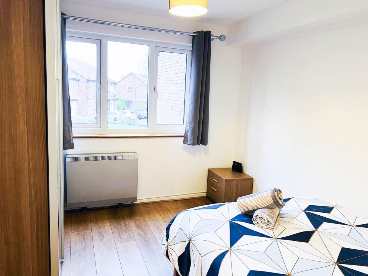 Lovely 2 Bedroom Flat With Free Parking, Great Transport Links To Central London, The Excel Centre, Canary Wharf And The O2! Extérieur photo